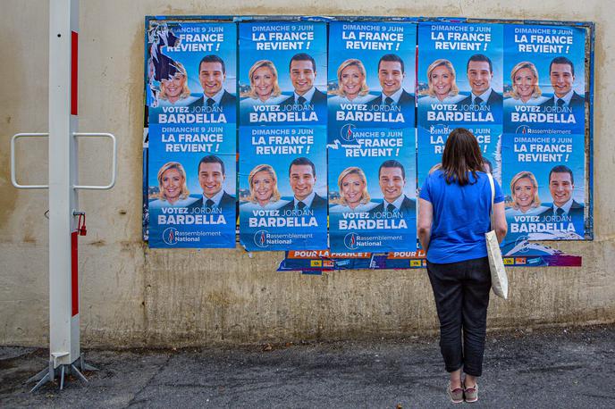 marie le pen Jordan Bardella | Prve meritve kažejo, da bo Nacionalni zbor na parlamentarnih volitvah zbral največ glasov, sledi mu Ljudska fronta (koalicija levih strank), stranka predsednika Emmanuela Macrona pa je šele na tretjem mestu.  | Foto Guliverimage