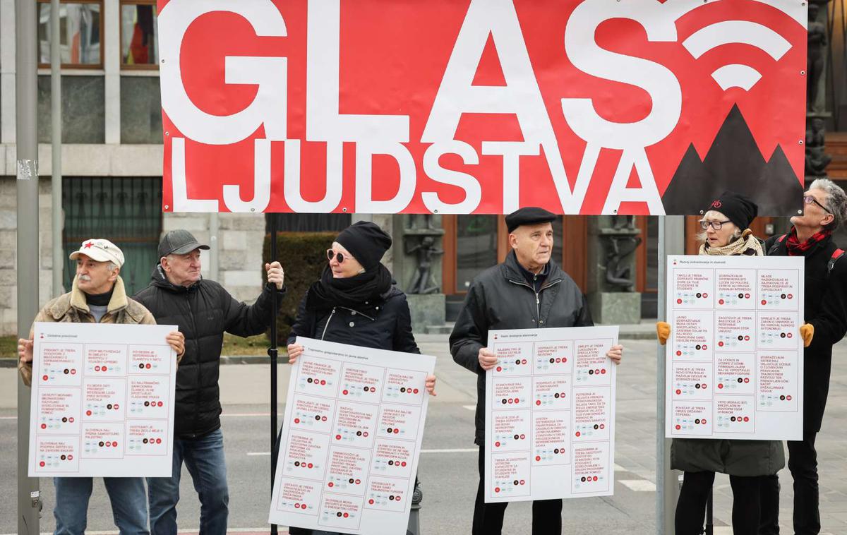 Inicativa glas ljudstva | "Zdravstveni sistem se nam sesuva pred očmi. Dovolj je časovnic, ki se vseskozi zamikajo in ne vodijo nikamor. Dovolj je praznih obljub," so dejali v iniciativi.  | Foto STA