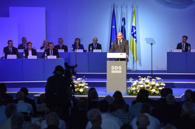 Predsednik SDS Janez Janša je v svojem govoru na kongresu stranke dejal, da je SDS proevropska in pronatovska stranka. "A Evrope ne jemljemo zgolj kot francosko-nemški vlak, na katerem smo lahko le potniki. Lizbonsko pogodbo jemljemo resno, naši interesi so enakovredni drugim, želimo soodločati o skupni evropski prihodnosti," je med drugim dejal. | Foto: STA ,