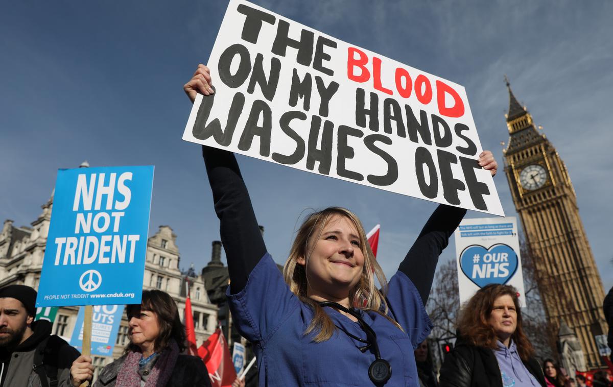 Protest britanskih zdravnikov, ki zahtevajo več denarja za britansko javno zdravstvo | Britanski zdravstveni delavci vnovič načrtujejo stavko; fotografija je iz 2017. | Foto Reuters