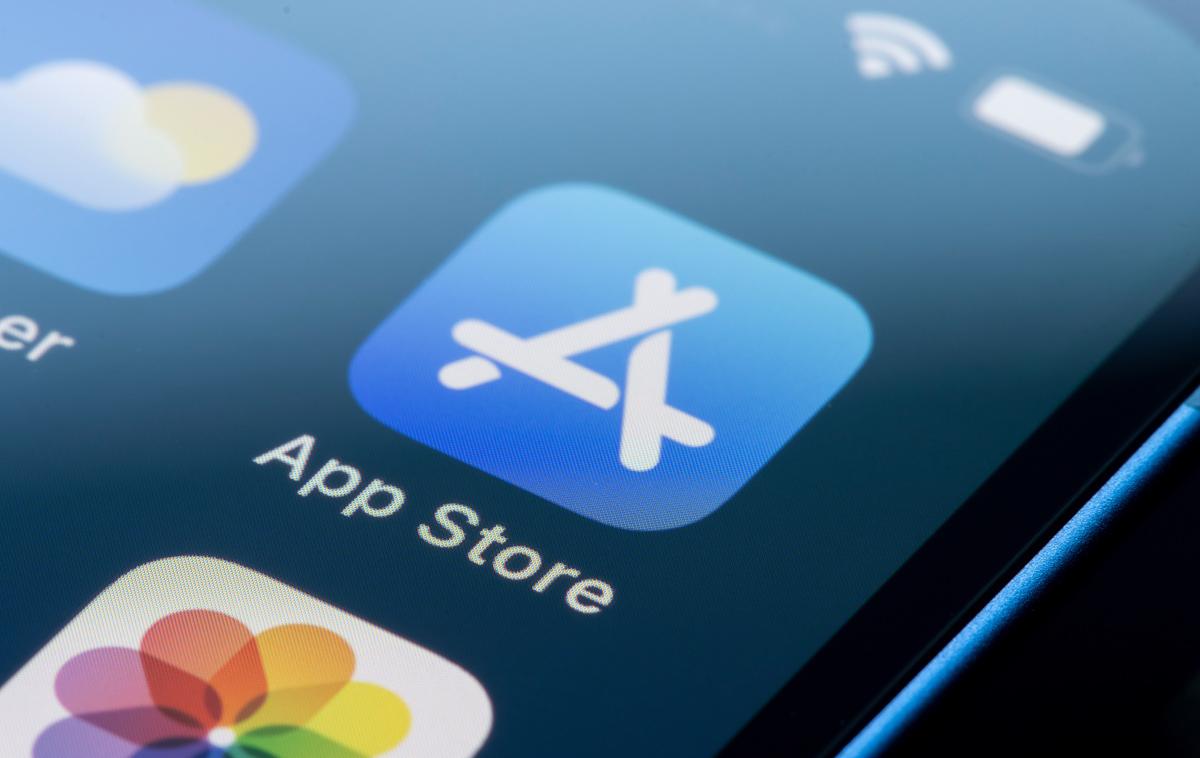 App Store, Apple | Iz Appla so danes sporočili, da bodo sistem spremenili. Po novem bodo razvijalci lahko svoje vsebine ponujali kjerkoli, ne le v trgovini App Store, vendar bodo morali prvo leto Applu nameniti pet odstotkov prihodkov iz tega naslova. | Foto Shutterstock