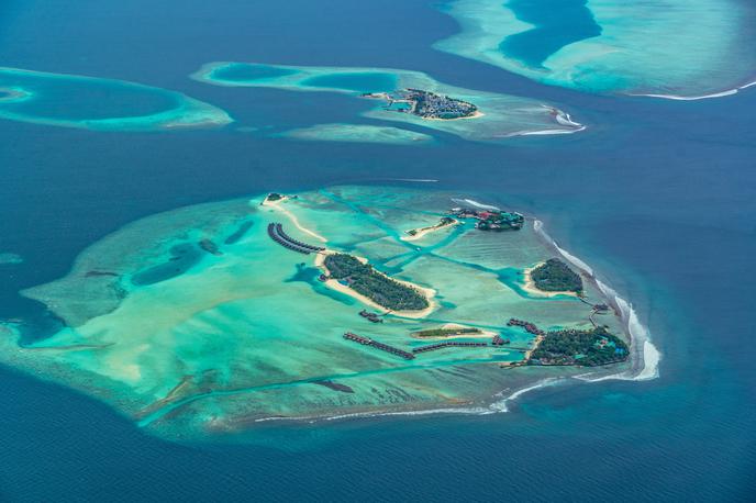 Maldivi | Študija medvladnega odbora ZN za podnebne spremembe trdi, da lahko pet otoških držav – Maldivi, Tuvalu, Maršalovi otoki, Nauru in Kiribati – do leta 2100 postane neprimernih za bivanje, kar pomeni, da bo 600.000 ljudi izgubilo tla pod nogami in državo. | Foto Shutterstock