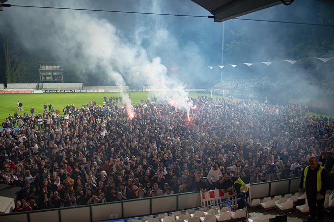 Po zgodovinski zmagi Mure nad Mariborom je nove slovenske prvake v zgodnjih jutranjih urah v Fazaneriji pričakalo več tisoč fanatičnih navijačev, ki niso skrivali solza sreče.  | Foto: Blaž Weindorfer/Sportida