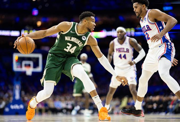 Giannis Antetokounmpo se je izkazal na gostovanju pri 76ers, ki so zaradi poškodbe pogrešali najboljšega igralca Joela Embiida. | Foto: Reuters