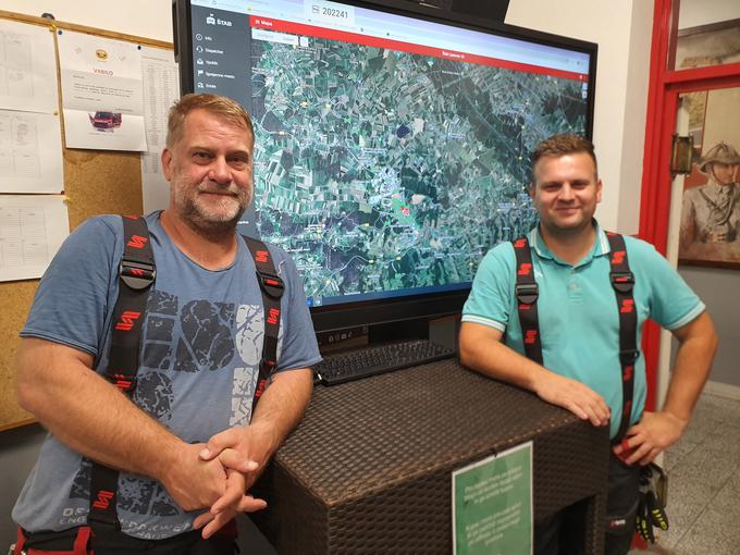 David Florjančič se pri svojem delu pogosto srečuje z gasilci in drugimi pripadniki dežurnih služb. Na fotografiji je v pogovoru z ljutomerskimi gasilci po nočni intervenciji.  | Foto: David Florjančič