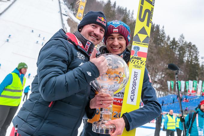 Velika asa poljskih smučarskih skokov. Direktor reprezentance Adam Malysz in aktualni zmagovalec svetovnega pokala Kamil Stoch. | Foto: Sportida