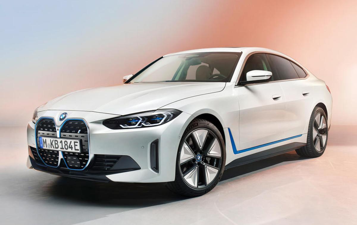 BMW i4 | V primerjavi z lanskim konceptom so vizualne razlike majhne, i4 ostaja všečno oblikovana štirivratna limuzina. | Foto BMW