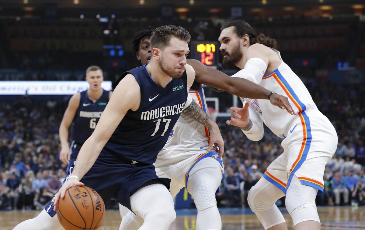 Luka Dončić | Luka Dončić je na tekmi v Oklahoma Cityju nosil posebne športne copate, s katerimi se je poklonil spominu na Kobeja Bryanta. Na vseh tekmah lige so se tako ali drugače spomnili na pokojno legendo kluba LA Lakers.  | Foto Reuters