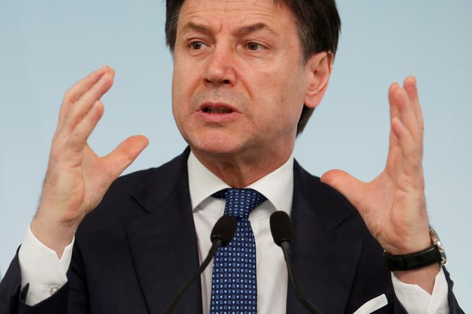 Giuseppe Conte | Italijanski premier Giuseppe Conte je prepričan, da bi bilo odprte stadionov v tem obdobju neprimerno. | Foto Reuters