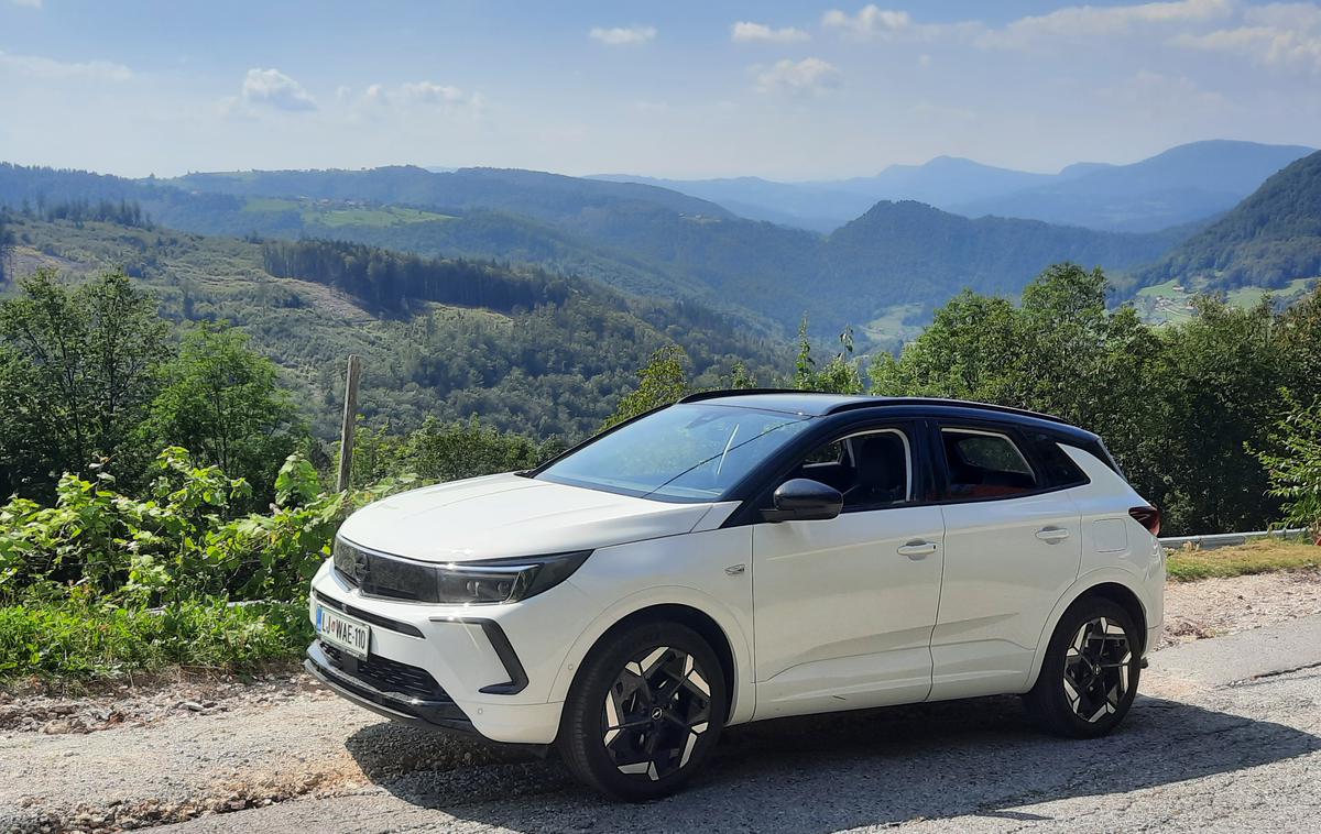 Opel Grandland GSe | Sprednji kolesi ženeta 147-kilovatni bencinski motor in 81-kilovatni elektromotor, 83-kilovatna elektrika pa skrbi za pogon zadaj. | Foto Aleš Črnivec