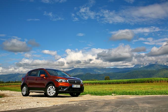 Prenovljeni SX4 S-cross je za okoli tisoč evrov dražji, a ima tudi več serijske opreme. Zdaj je za okoli dva tisočaka dražji od Vitare, upoštevaje seveda akcijski popust v vrednosti dva tisoč evrov. | Foto: Vinko Kernc