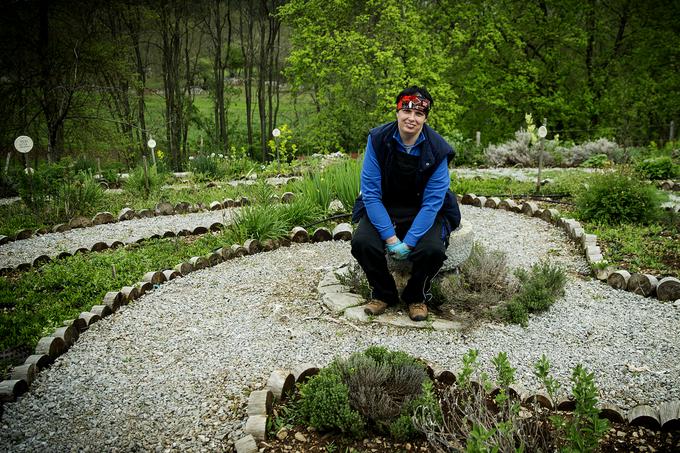 Katarina skrbi za zeliščni vrt, sadike in številne druge reči na kmetiji. Predlani je zeliščni vrt prejel drugo nagrado občine Komen. | Foto: Ana Kovač