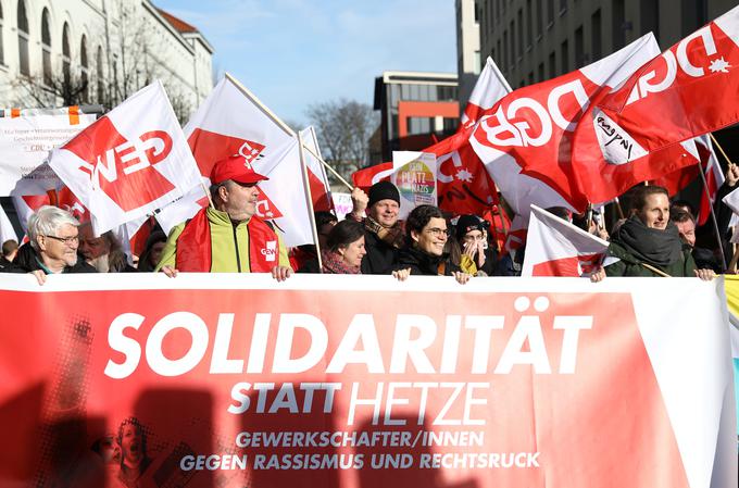 Po oceni organizatorjev danes v turinški prestolnici pričakujejo okoli deset tisoč protestnikov. | Foto: Reuters