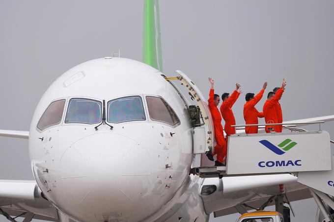 Za kitajskim letalom je prvi testni polet, na katerem so bili le piloti in inženirji. Leteli so na višini okrog tri tisoč metrov.  | Foto: Reuters