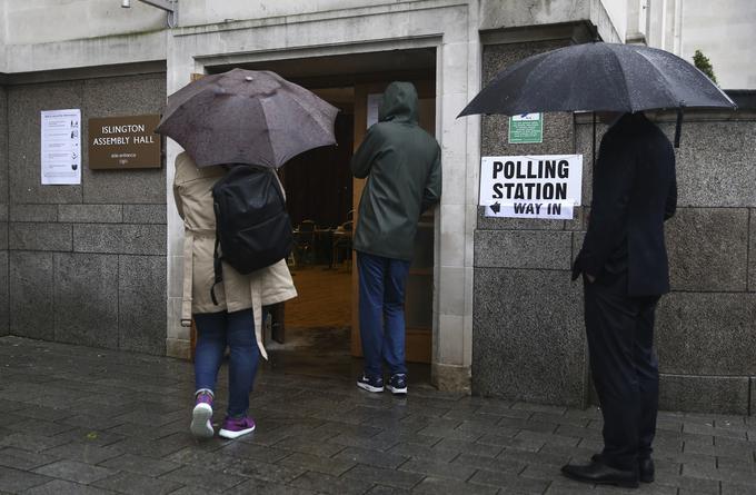 Noč pred zgodovinskim referendumom je jug Anglije zajelo močno deževje. | Foto: Reuters