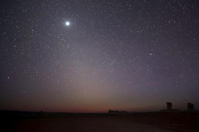 Venera, Zemlji najbolj podoben planet v Osončju, potrebuje 224 dni, da opravi eno pot okrog Sonca, a kar 243 dni, da se enkrat zavrti okrog svoje osi. Planet se obenem vrti v nasprotno smer od vseh drugih v Osončju, kar pomeni, da Sonce tam vzhaja na (našem) zahodu in zahaja na vzhodu. | Foto: Reuters