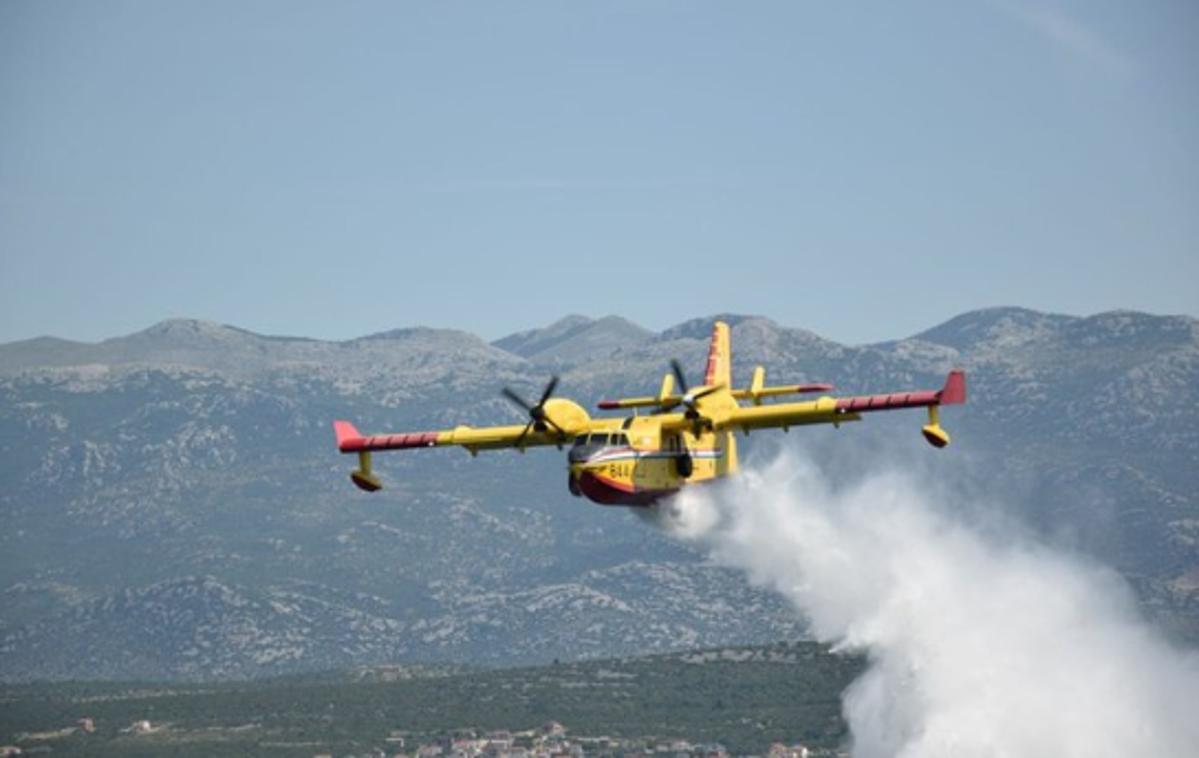 Kanader | Zjutraj je pri gašenju sodeloval kanader, z glavnim gasilskim poveljnikom pa je bilo dogovorjeno, da bo čez dan na požarišču deloval tudi air tractor. | Foto Twitter