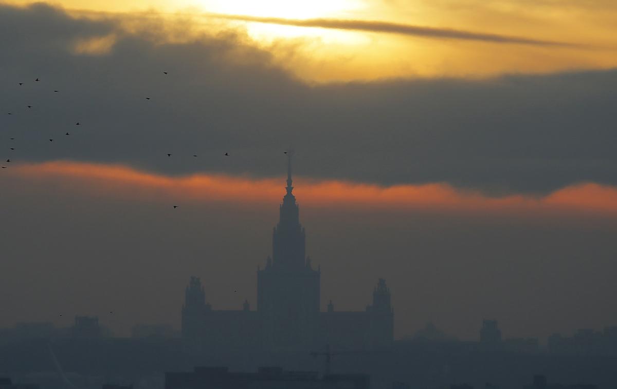 Moskva, Rusija, Kremlin, Lomonosov | Podjetje Pushwoosh je prek osem tisoč aplikacij, v katere je vključena njihova programska koda, zbiralo zelo natančne podatke o uporabnikih pametnih telefonov. Pushwoosh se na spletni strani hvali, da se je njihova programska koda znašla že na več kot dveh milijardah pametnih telefonov po vsem svetu. Po poročanju Reutersa za zdaj še ni dokazov, da bi bila njihova programska koda kakorkoli zlorabljena, a da tako rekoč ni zagotovil oziroma da to ne pomeni zmanjšanja tveganja, da bi podatki o uporabnikih odtekali v Rusijo. | Foto Reuters