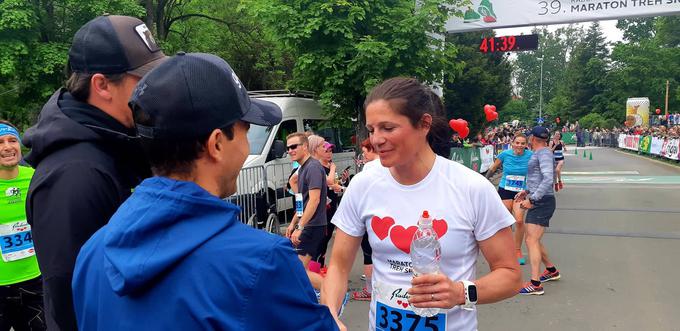 Medaljo v cilju ji je podelil smučarski skakalec Jernej Damjan. | Foto: Alenka Teran Košir