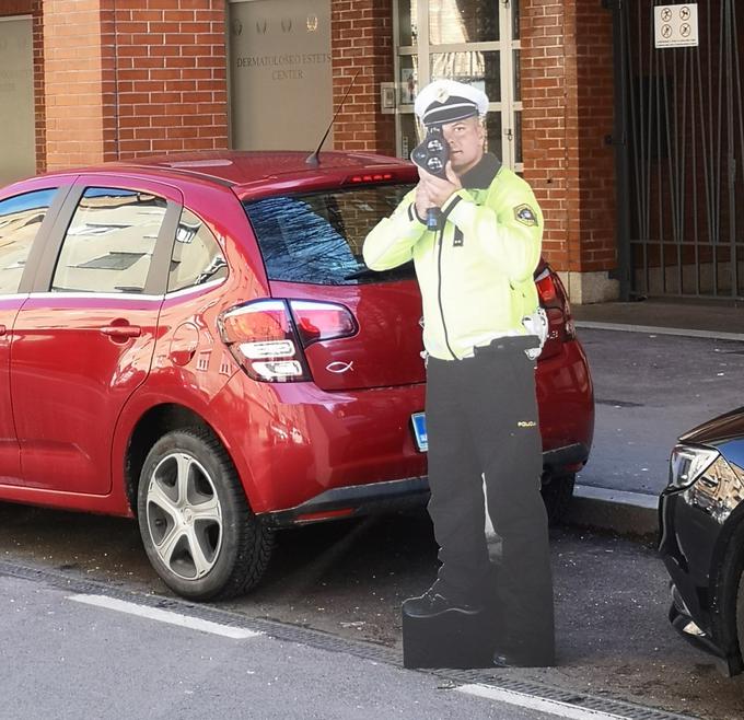 Od šestnajstih postavljenih silhuet slovenskih policistov jih stoji le še šest | Foto: Agencija za varnost prometa