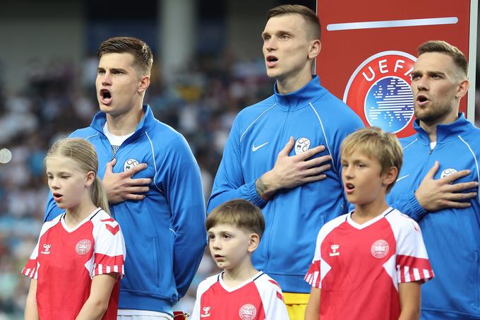 Tako je prepeval Timi Max Elšnik Zdravljico pred začetkom lanskoletnega dvoboja z Dansko v Ljubljani. Takrat je med vratnicama Slovenije stal njegov klubski soigralec Matevž Vidovšek, danes pa bo kapetan Jan Oblak. | Foto: www.alesfevzer.com