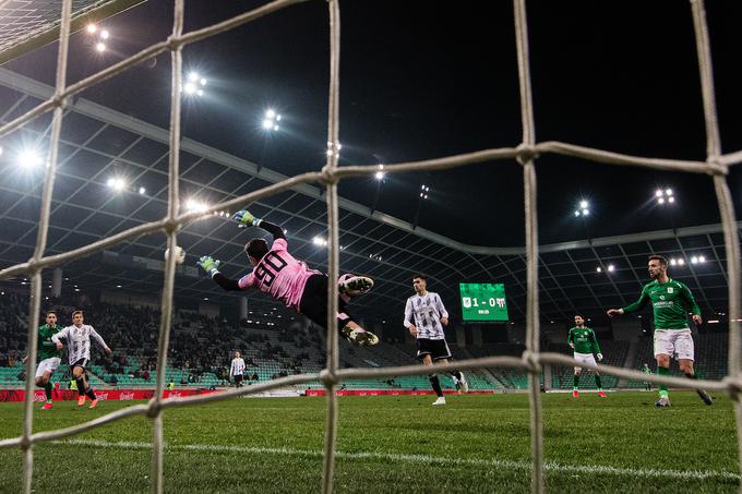 Nogometne zelenice v Sloveniji do nadaljnjega mirujejo. V prvi ligi je v vodstvu ljubljanska Olimpija. | Foto: Grega Valančič/Sportida