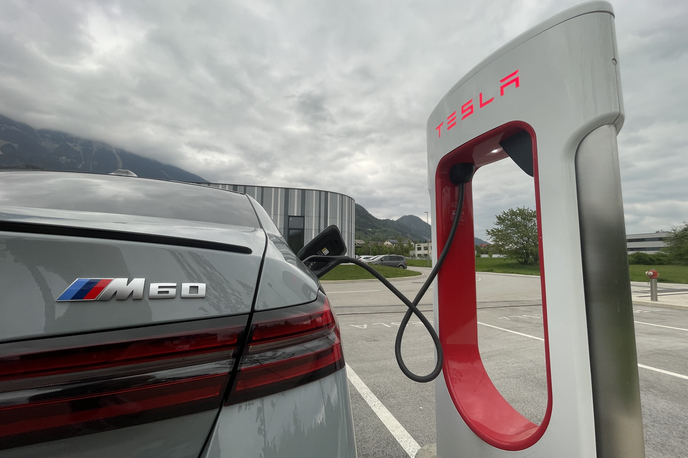 BMW Tesla polnilnica | Tudi v Sloveniji je mogoče na nekaterih Teslinih polnilnicah že priključiti tudi avtomobile drugih znamk. | Foto Gregor Pavšič