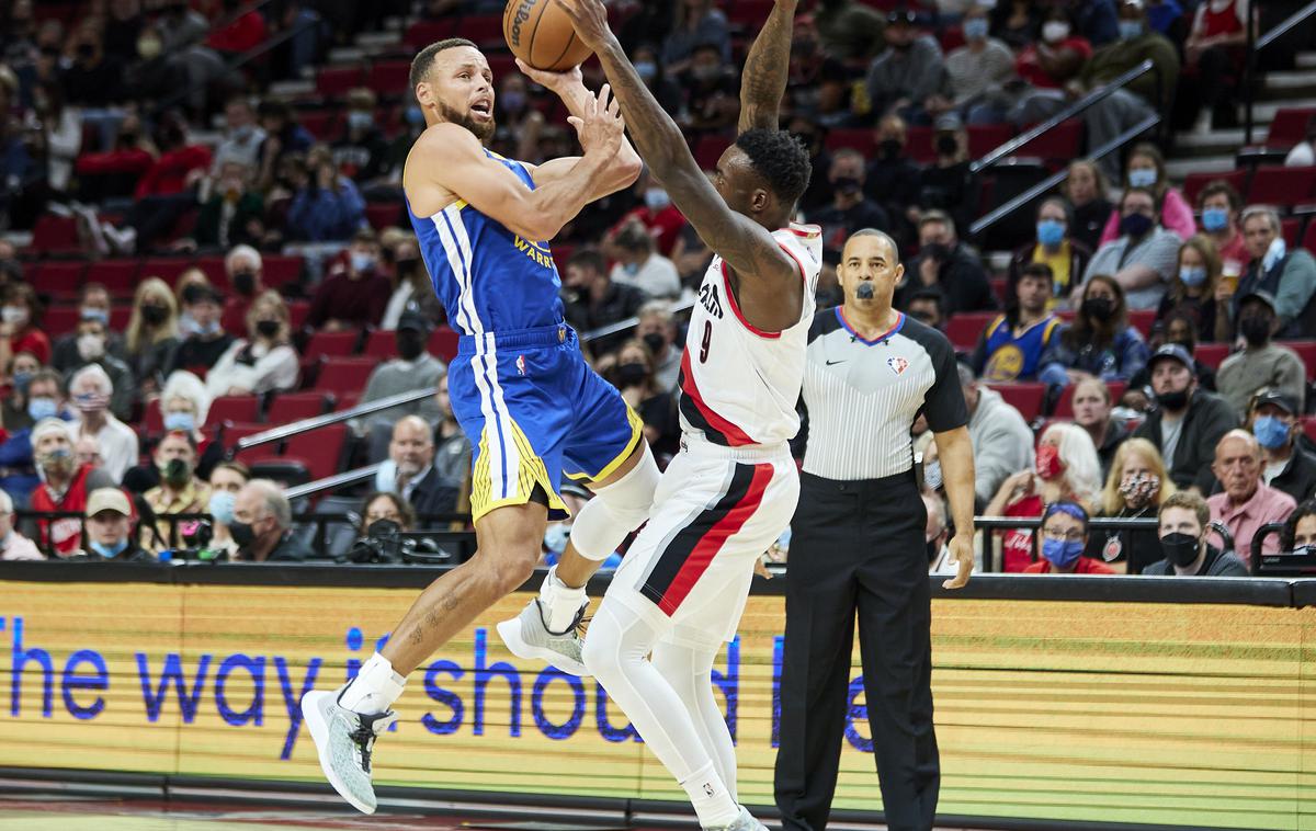 Stephen Curry | Tako je Stephen Curry skušal ob metu za tri točke izsiliti prekršek, po katerem bi lahko izvajal tri proste mete. Načrt se mu je izjalovil. | Foto Guliverimage