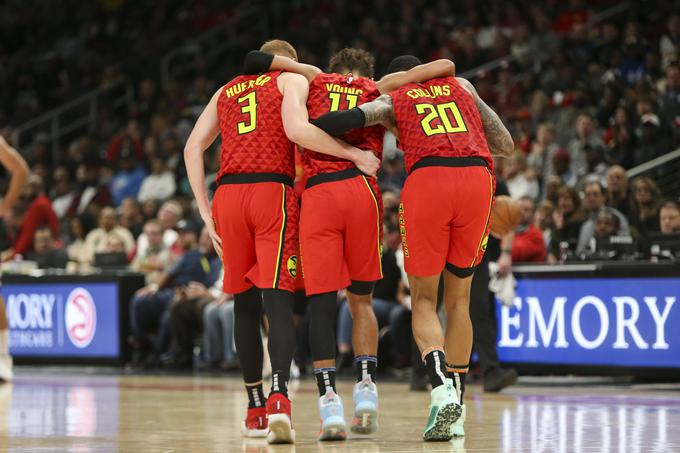 Trae Young si je poškodoval desni gleženj. | Foto: Reuters