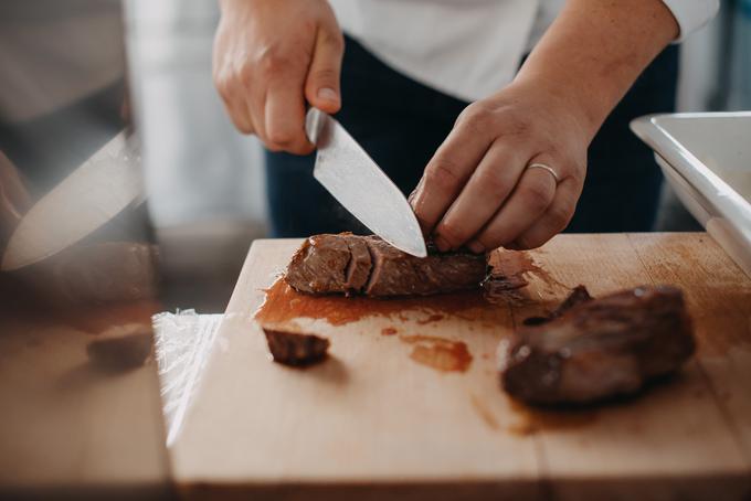 Z dobrim kosom mesa lahko postrežemo tudi na pikniku. | Foto: Matic Kremžar