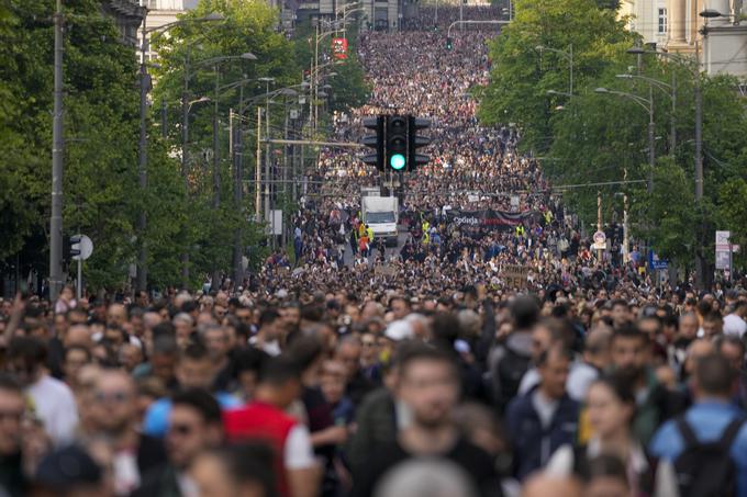 Opozicijske stranke so oblikovale koalicijo z imenom Srbija proti nasilju. Gre za navezavo na množične proteste proti nasilju, ki so izbruhnili maja letos po dveh krvavih strelskih pohodih. Na fotografiji: množični protest proti nasilju v Beogradu maja letos. Opozicija bo morda uspešna na lokalnih volitvah v srbski prestolnici. | Foto: Guliverimage