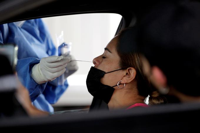 IJS opozarja, da širitev virusa v populaciji opazujemo s približno enotedenskim zamikom, kar predstavlja dobo od okužbe do rezultata testa. | Foto: Reuters