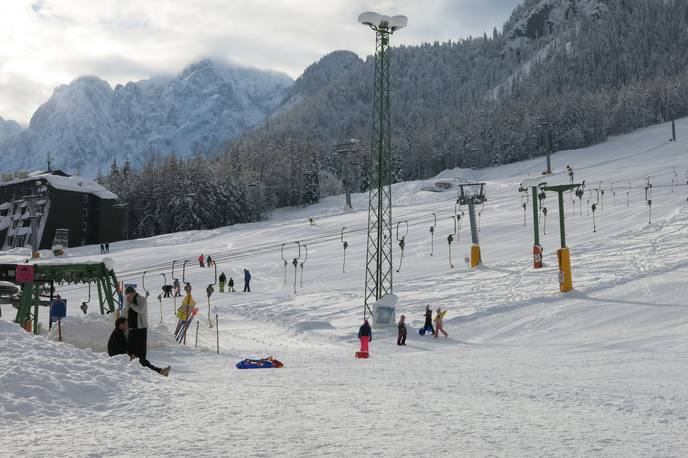 Kranjska Gora | Policisti kranjske policijske uprave so nadzor opravljali ob vznožju smučišč Kranjska Gora in Podkoren. Fotografija je simbolična. | Foto STA