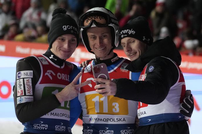 Zakopane Domen Prevc Peter Prevc Lovro Kos |  Domen Prevc, Peter Prevc in Lovro Kos so bili zadovoljni že pred zadnjim skokom Anžeta Laniška. | Foto Guliverimage