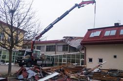 Reke poplavljajo, več tisoč ljudi brez elektrike #foto #video