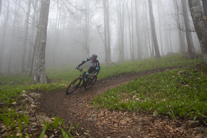 Med vožnjo skozi ovinke na gorskih poteh izbiramo najčistejše linije. Foto: Bojan Puhek | Foto: 