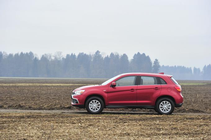 Paketi opreme so trije (inform, invite+ in intense), uvoznik pa glede na izbrano različico opreme oziroma motorja ponuja akcijski popust v višini od 2.200 do 3.000 evrov. | Foto: Ciril Komotar