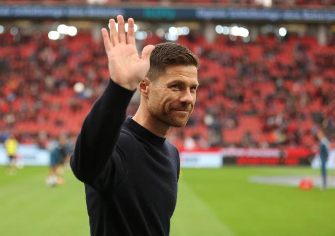 Xabi Alonso je pred tekmo dobil glasen aplavz. Navijači so mu hvaležni, da ostaja v klubu. | Foto: Reuters