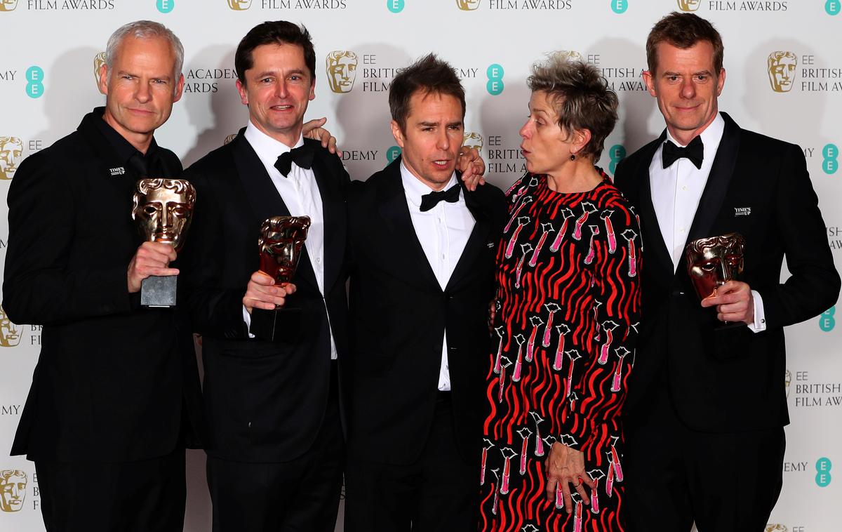 bafta, Trije plakati pred mestom | Foto Reuters