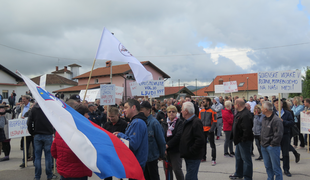 Protest v Jelšanah za varovano mejo