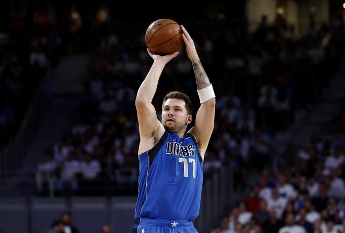 Dončić je v pretekli sezoni lige NBA v povprečju dosegal 32,4 točke, 8,6 skoka in osem asistenc na obračun. | Foto: Reuters