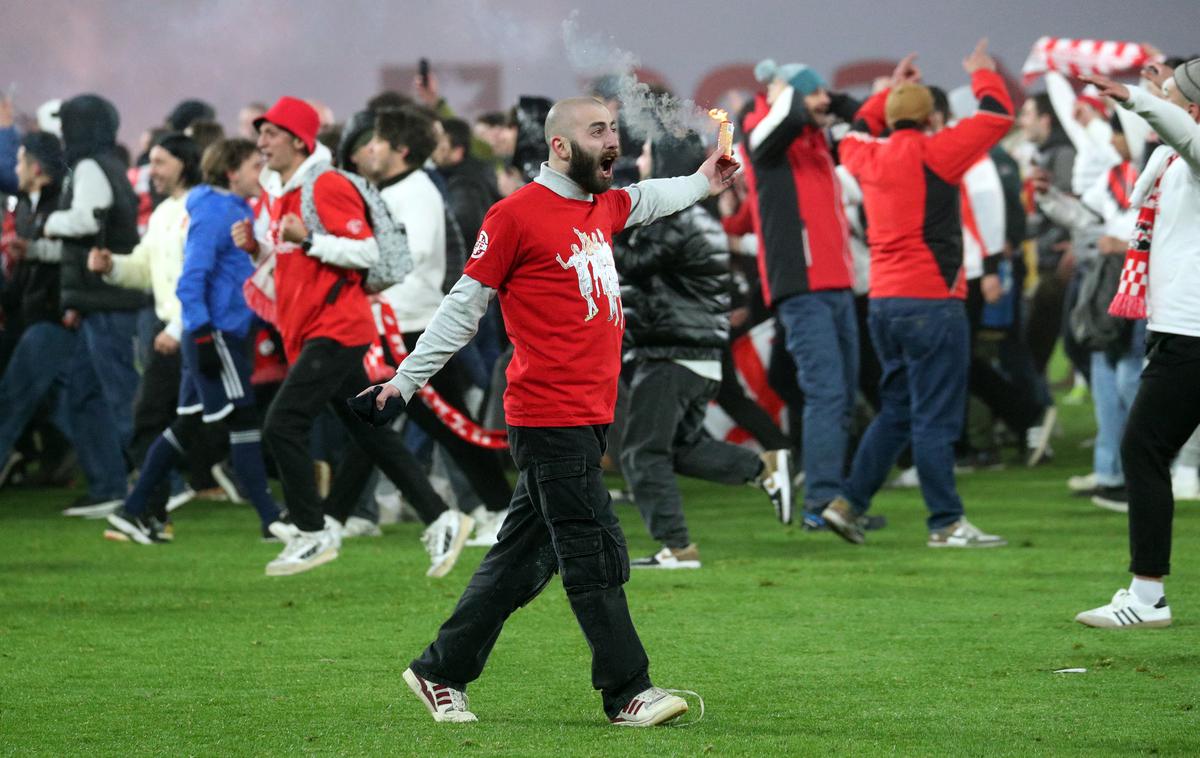 Gruzija Euro 2024 | Navijači Gruzije so takoj vdrli na zelenico in začelo se je veliko slavje ob uvrstitvi na EP 2024. | Foto Reuters