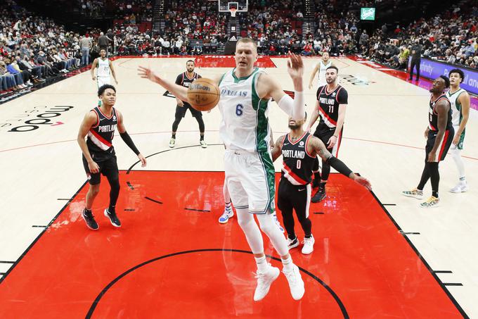 Kristaps Porzingis je bil s 34 točkami najboljši strelec Dallasa na dvoboju v Portlandu. | Foto: Reuters