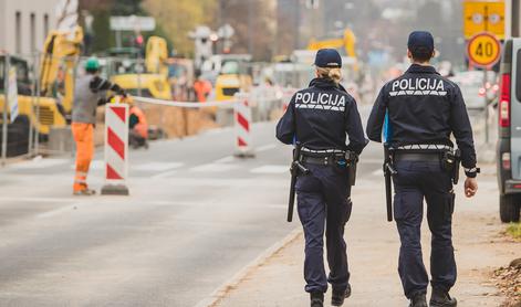 Na moškega se je zrušil del hiše. Rešila sta ga mlada policista.