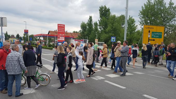 Sobotni protest sredi Vrhnike. Domačine jezi nejasnost, prav tako neodzivnost države. Želeli bi obisk ministrice za zdravje, saj je njeno ministrstvo pristojno za ljudi, Arso pa načeloma le za okolje in prostor. | Foto: Gregor Pavšič