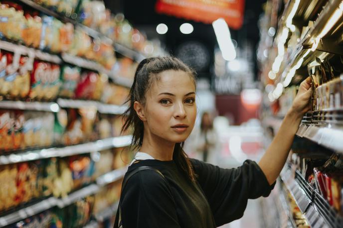 ženska, dekle, trgovina, nakupovanje | V vseh treh državah največji delež kupcev opravlja nakupe v večjih trgovinah oziroma supermarketih. Največ (88 odstotkov) je takih kupcev v Sloveniji, sledi Hrvaška s 83 odstotki. | Foto Unsplash