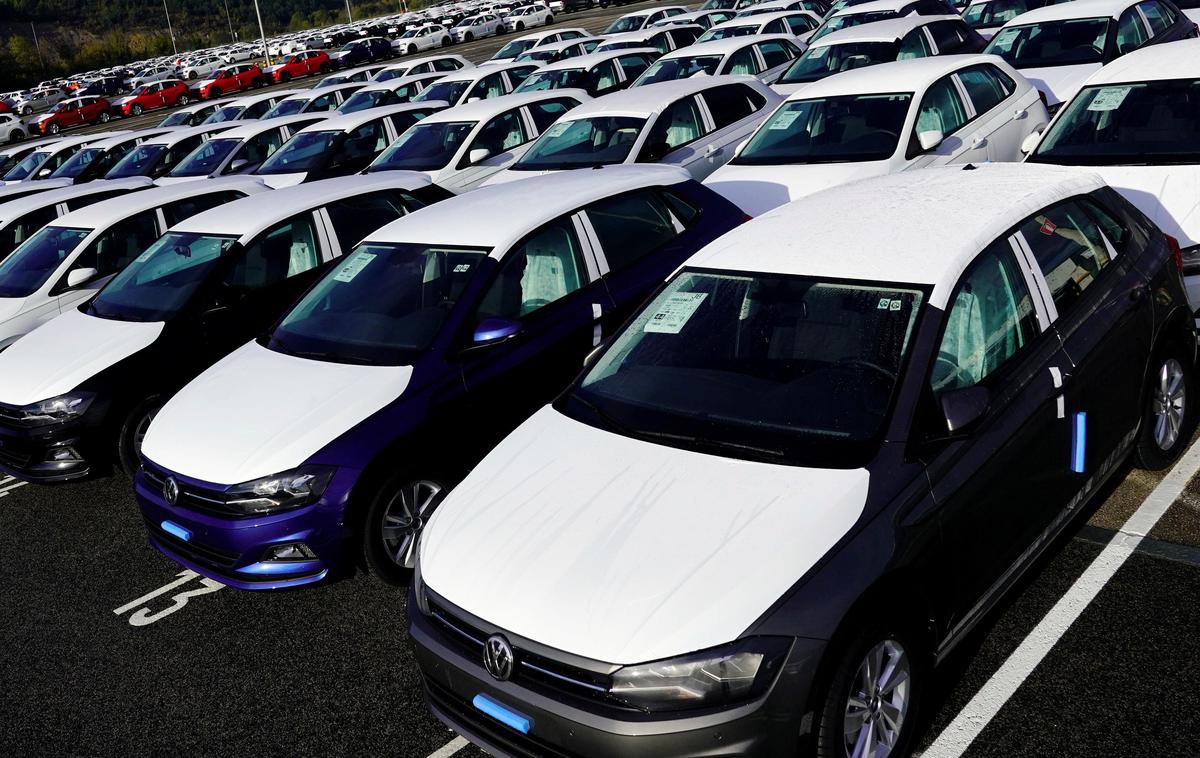 Volkswagen parkirišče | Operativni dobiček koncerna bo v prvem četrtletju znašal 0,9 milijarde evrov, lani so v tem času zaslužili 4,84 milijarde evrov.  | Foto Reuters