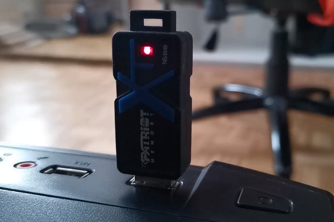 Uporabnikom še ni treba skrbeti, da bi morali kmalu prenehati uporabljati ključe USB s klasičnim pravokotnim priključkom. Proizvajalci bodo ustrezne izhode zanje v naprave zagotovo vgrajevali še nekaj časa, saj je posvajanje novih generacij standarda USB praviloma dolgotrajen postopek. | Foto: Matic Tomšič