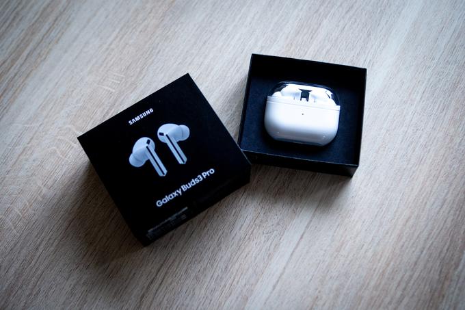 Pri slušalkah Samsung Galaxy Buds3 Pro takoj opazimo, da se je v primerjavi s predhodnicami s številko dve Samsung odpovedal gumbasti obliki. | Foto: Gaja Hanuna