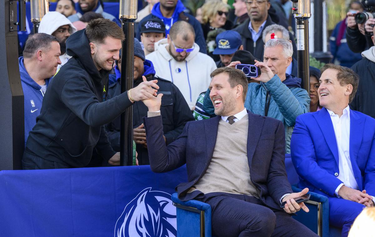 Dirk Nowitzki | Predstavitve kipa Dirka Nowitzkega se je udeležil tudi Luka Dončić, ki ima z legendarnim Nemcem poseben odnos. | Foto Reuters